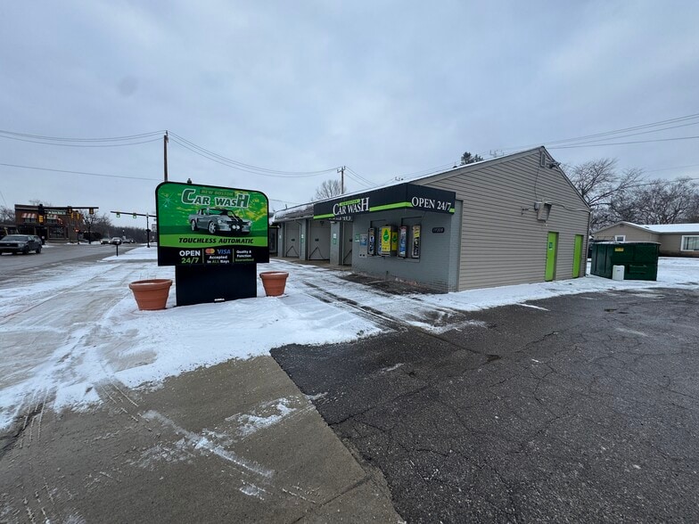 19162 Huron River Dr, New Boston, MI for sale - Building Photo - Image 1 of 23