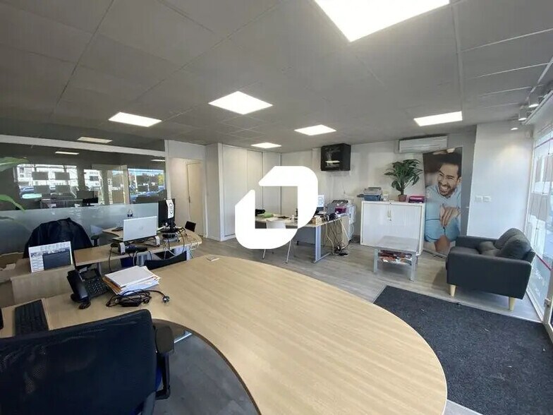 Office in VILLENAVE-D'ORNON for lease - Interior Photo - Image 2 of 8