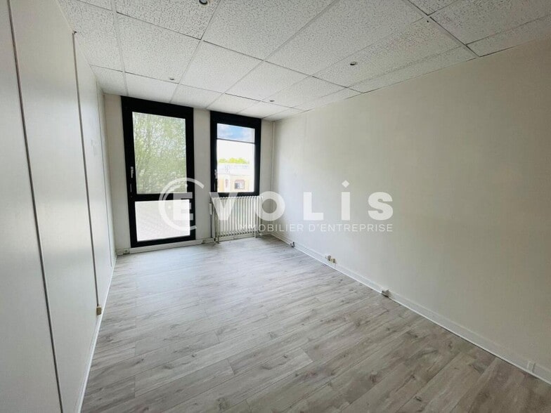 Office in Noisiel for lease - Interior Photo - Image 2 of 2
