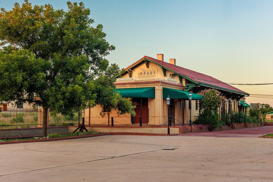505 N Bridge St, Brady, TX à vendre - Photo du bâtiment - Image 3 de 17