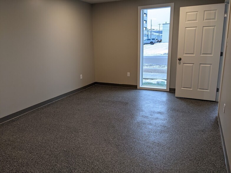 8312-8314 Fraser Av, Fort McMurray, AB à louer - Photo intérieure - Image 3 de 13