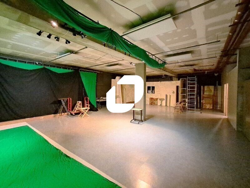 Flex in Courbevoie for sale Interior Photo- Image 1 of 9