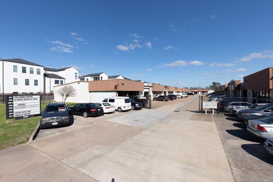 1330 Sherwood Forest St, Houston, TX for lease - Building Photo - Image 1 of 42