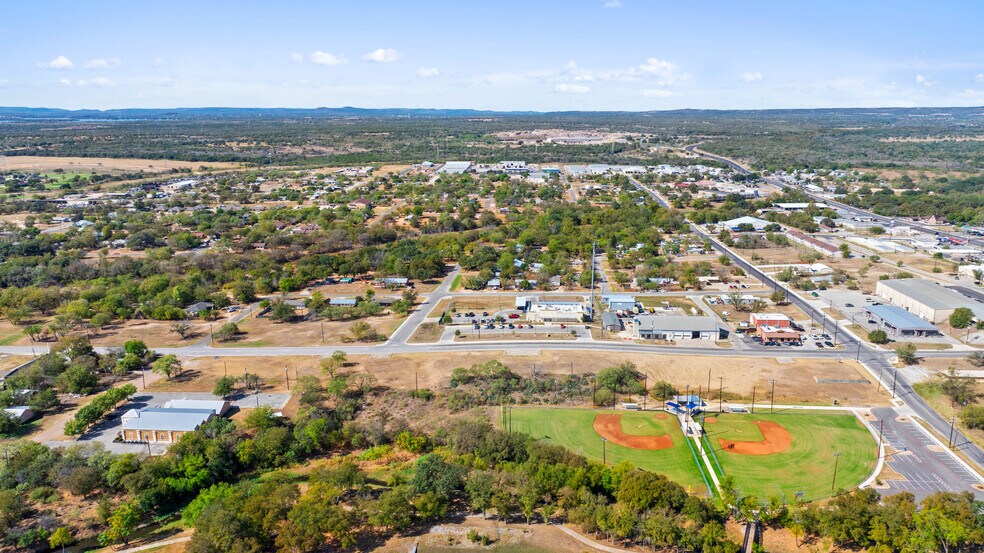711-3 Avenue N, Marble Falls, TX à vendre - Photo du bâtiment - Image 1 de 5