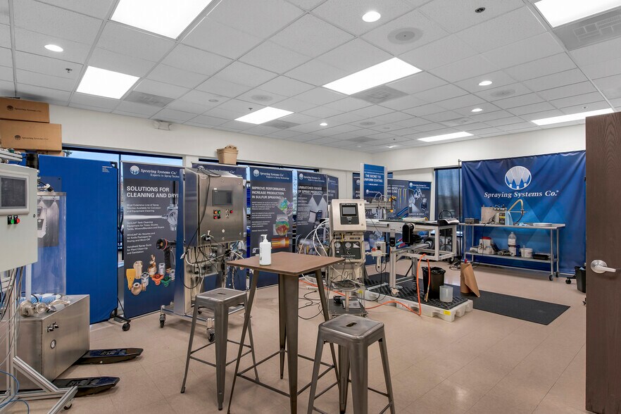 39340 Country Club Dr, Farmington Hills, MI à louer - Photo intérieure - Image 2 de 14