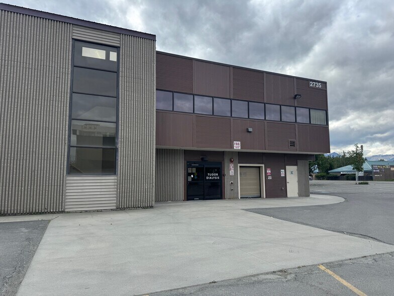 2735 E Tudor Rd, Anchorage, AK à louer - Photo du bâtiment - Image 2 de 12