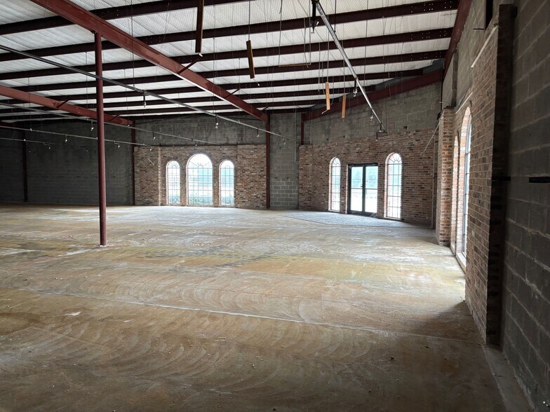 201 N Pacific St, Conroe, TX à louer - Photo du bâtiment - Image 2 de 50