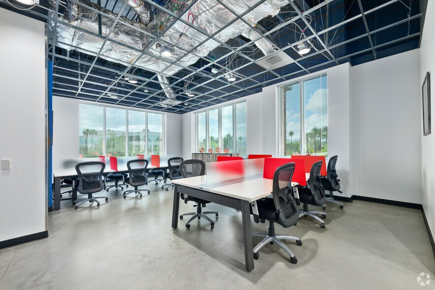 473 E Carnegie Dr, San Bernardino, CA for lease - Interior Photo - Image 3 of 36