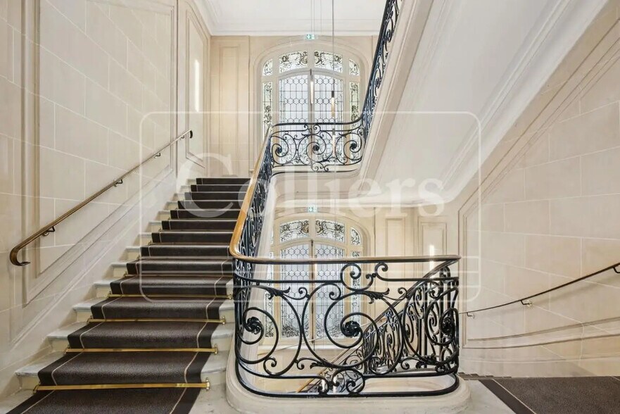 Flex dans Paris à louer - Photo du bâtiment - Image 2 de 13