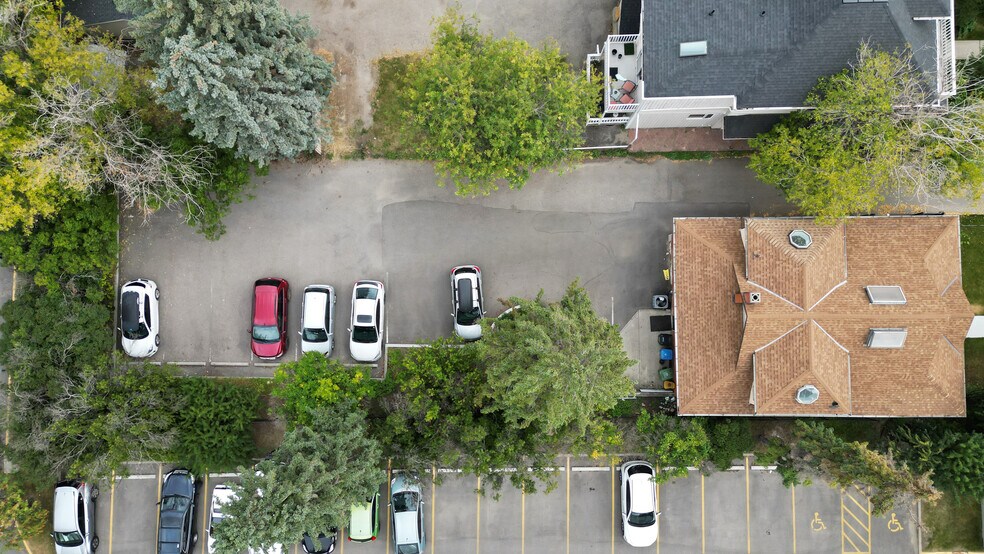 1614 8th Ave NW, Calgary, AB à vendre - Photo du bâtiment - Image 3 de 5