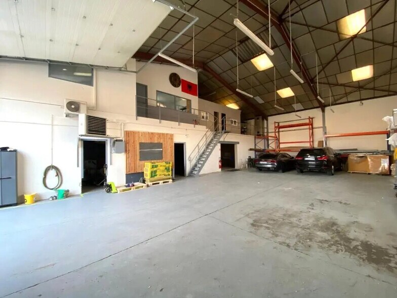 Flex in Grigny for lease - Interior Photo - Image 3 of 9