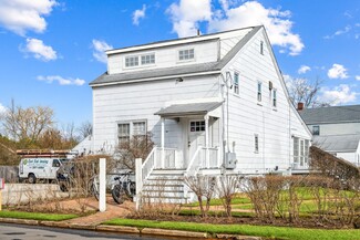 Plus de détails pour 23 Bridge St, Sag Harbor, NY - Vente au détail à vendre