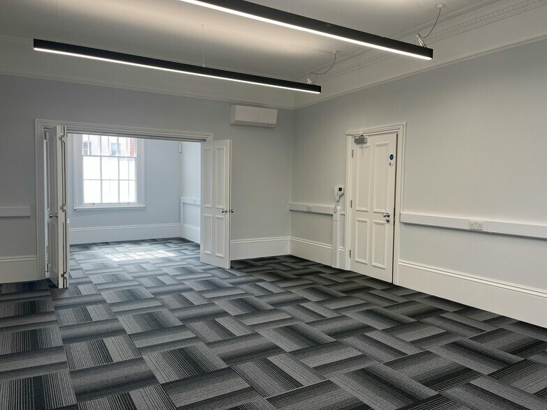 14 Hamilton Ter, Leamington Spa for lease - Building Photo - Image 3 of 9