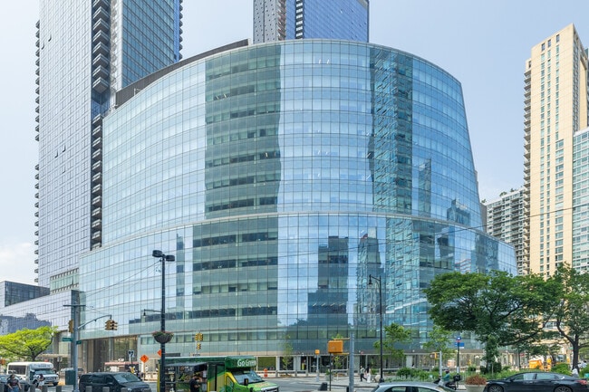 Plus de détails pour 2 Court Sq, Long Island City, NY - Bureau à vendre