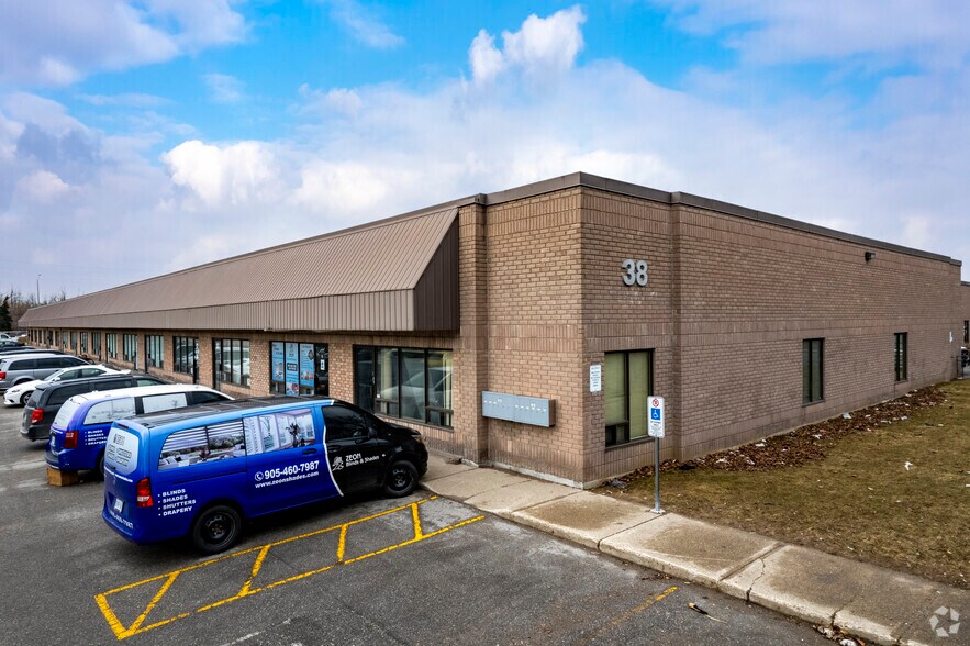 38 Regan Rd, Brampton, ON à vendre - Photo principale - Image 1 de 1