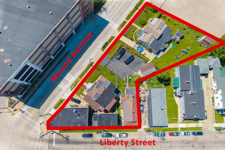 Restaurant and Multi-Family portfolio portfolio of 2 properties for sale on LoopNet.ca - Primary Photo - Image 2 of 2