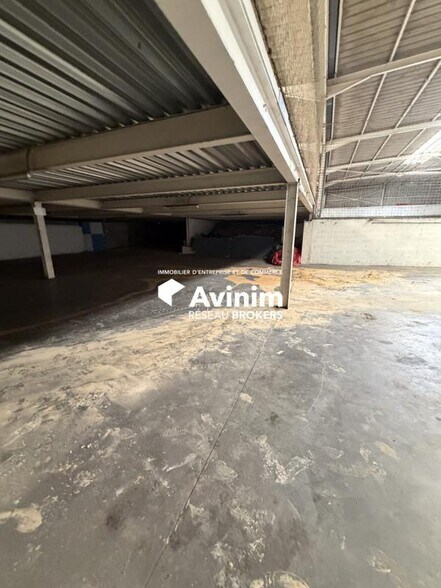 Industrial in La Ville-du-Bois for sale - Interior Photo - Image 2 of 5
