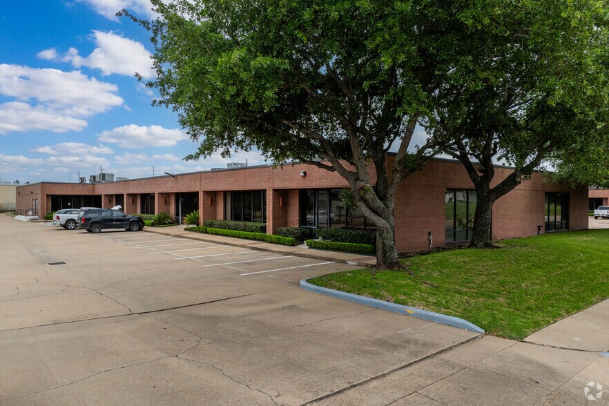 10435 Greenbough Dr, Stafford, TX à louer - Photo du bâtiment - Image 2 de 12