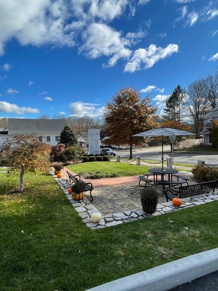 107 Church Hill Rd, Sandy Hook, CT for lease - Building Photo - Image 2 of 8