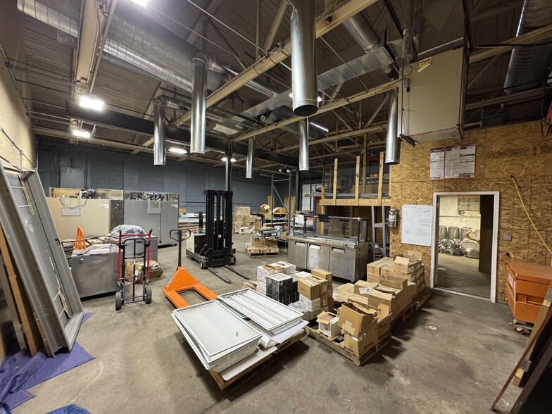 25550 Grand River Ave, Redford, MI for lease - Interior Photo - Image 3 of 5