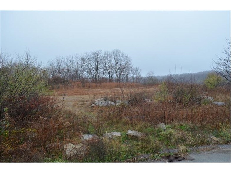 Pennant Dr, Pittsburgh, PA à vendre - Photo du bâtiment - Image 3 de 9