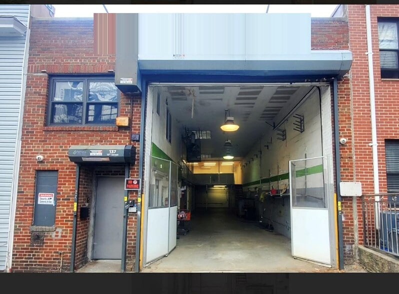 137 18th St, Brooklyn, NY for lease - Interior Photo - Image 1 of 4