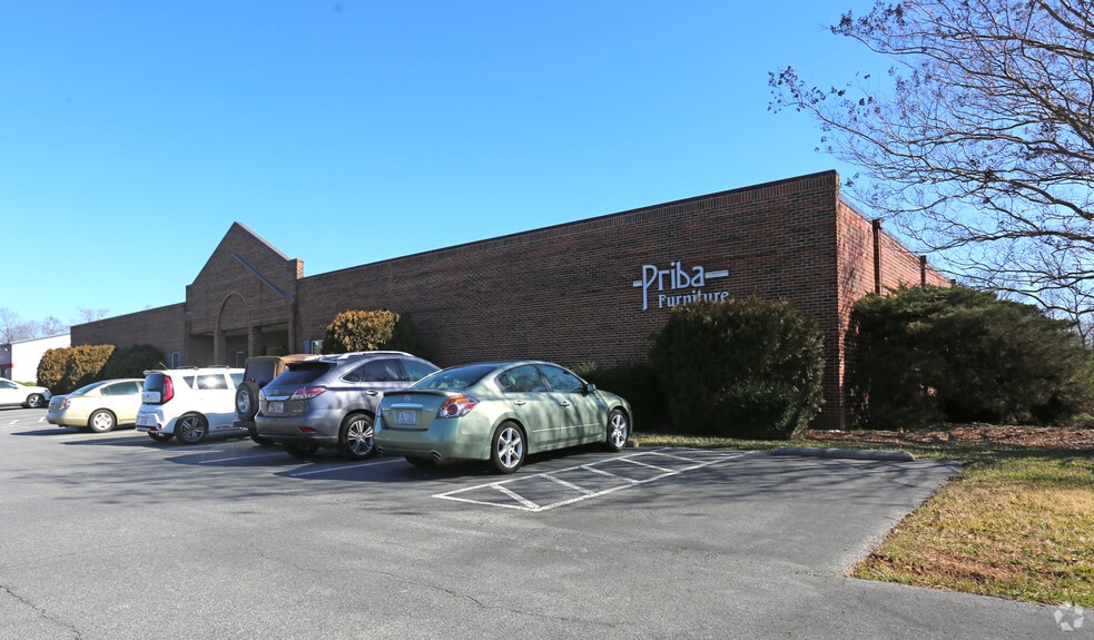 210 Stage Coach Trl, Greensboro, NC for sale - Primary Photo - Image 1 of 9