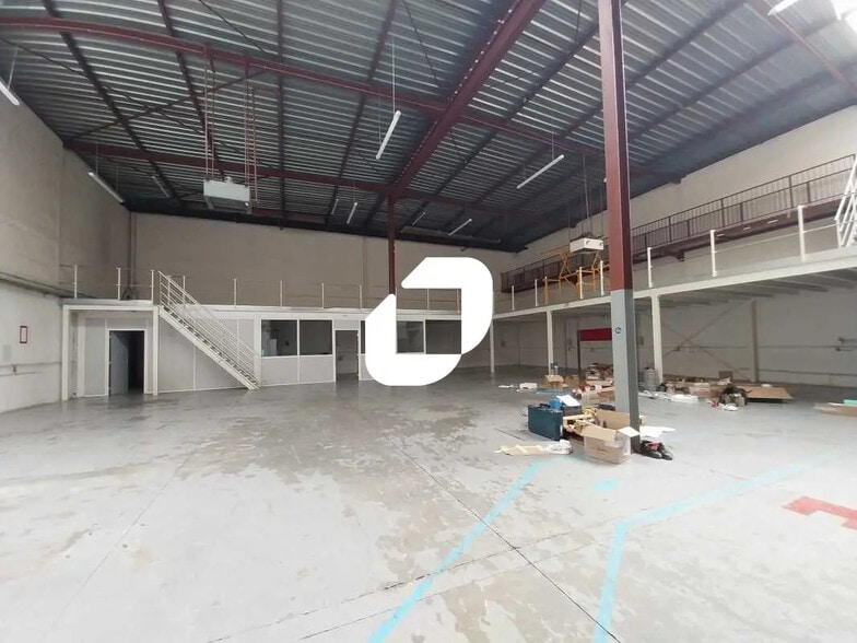 Flex in Trappes for lease - Interior Photo - Image 3 of 12