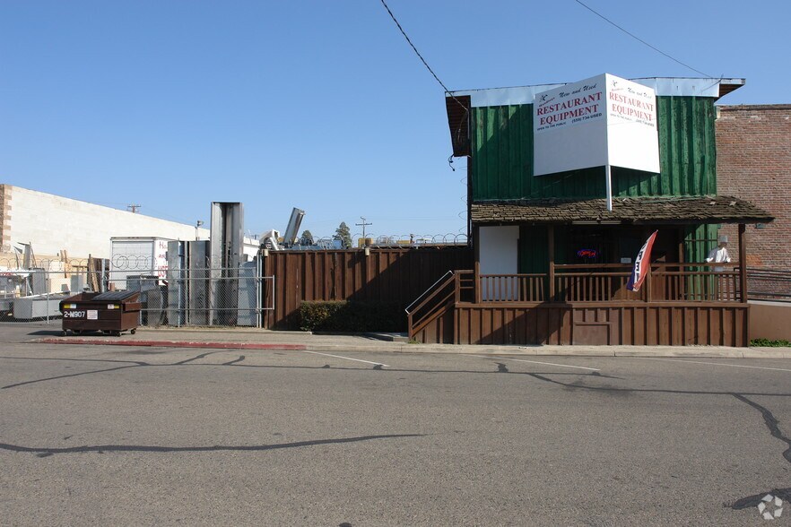 400 N Johnson St, Visalia, CA à vendre - Photo du bâtiment - Image 3 de 5