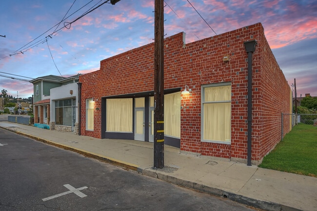 Plus de détails pour 141 Davis St, Santa Paula, CA - Commerce de détail à vendre