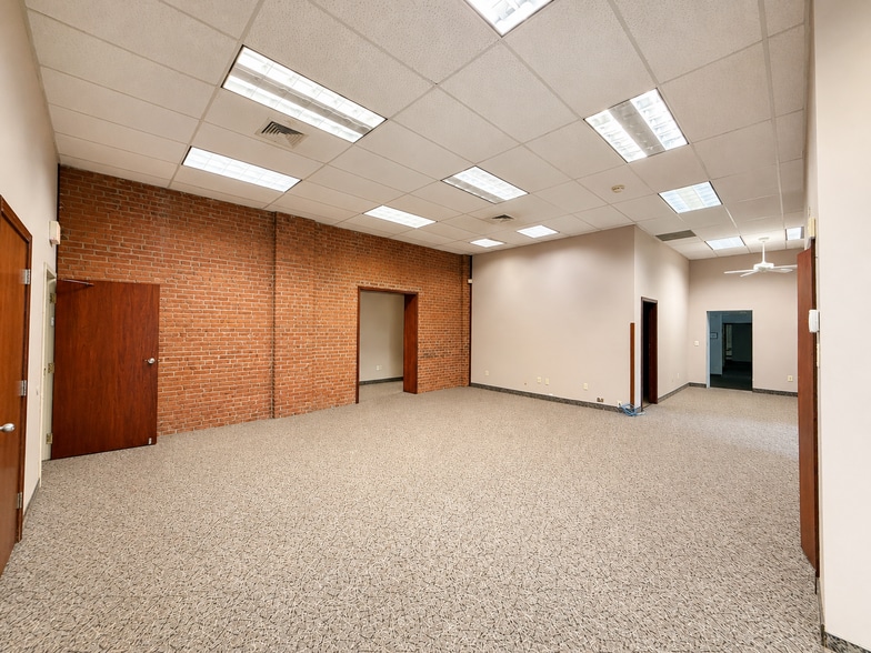 1170 Ellington Rd, South Windsor, CT à vendre - Photo du bâtiment - Image 2 de 18