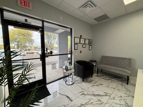 1915 E Chandler Blvd, Chandler, AZ à louer Hall d’entrée- Image 2 de 11