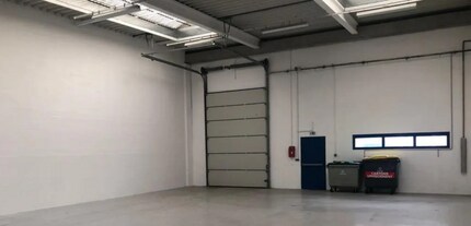 Flex in Lieusaint for lease Building Photo- Image 1 of 3