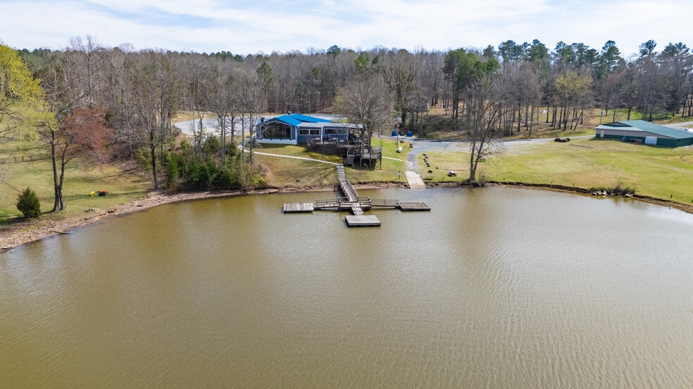 Water's Edge Dock and Grill Portfolio portfolio of 3 properties for sale on LoopNet.ca - Building Photo - Image 3 of 7