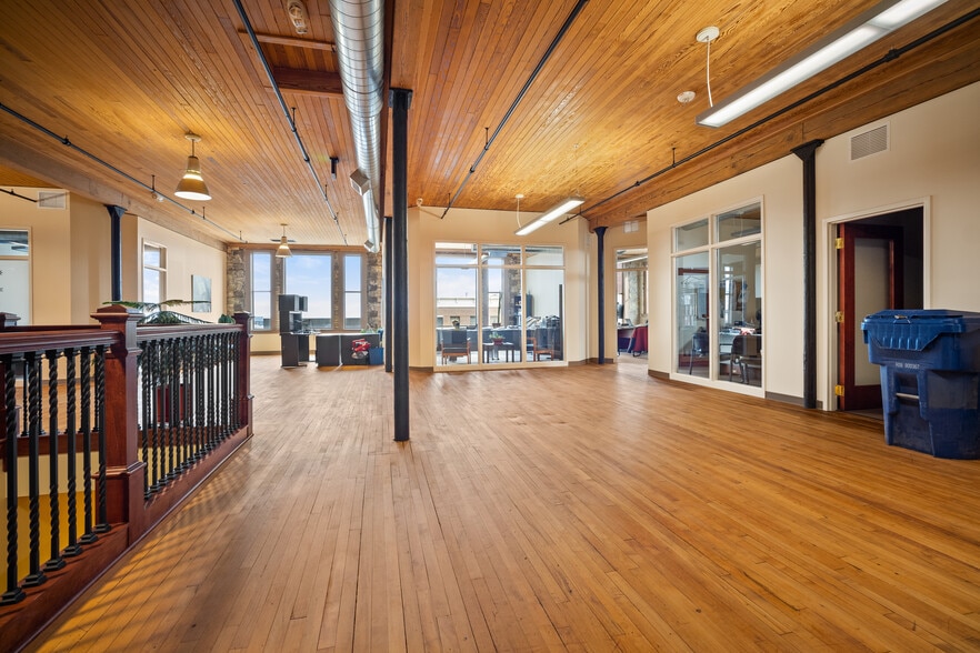 211 N Franklin St, Port Washington, WI for lease - Interior Photo - Image 2 of 70