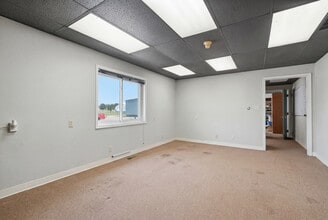 301 Old Dubuque Rd, Anamosa, IA for lease Interior Photo- Image 2 of 37