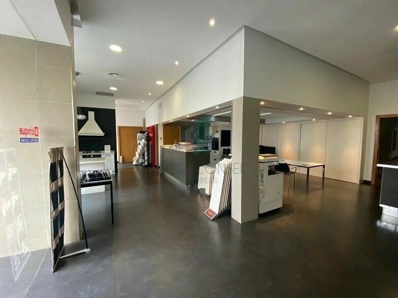 Retail in Bois-Colombes for lease - Interior Photo - Image 2 of 12