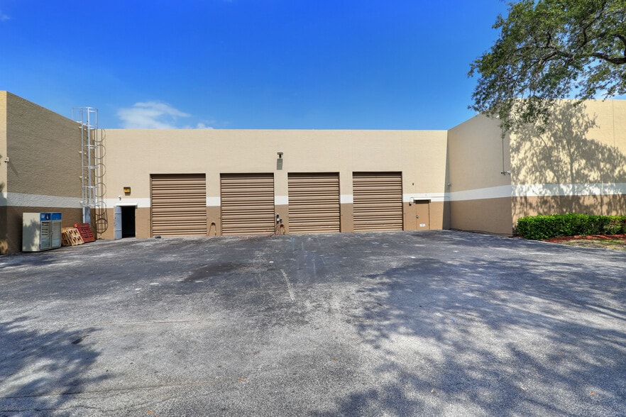 5751-5753 Miami Lakes Dr, Miami Lakes, FL à louer - Photo du bâtiment - Image 3 de 5
