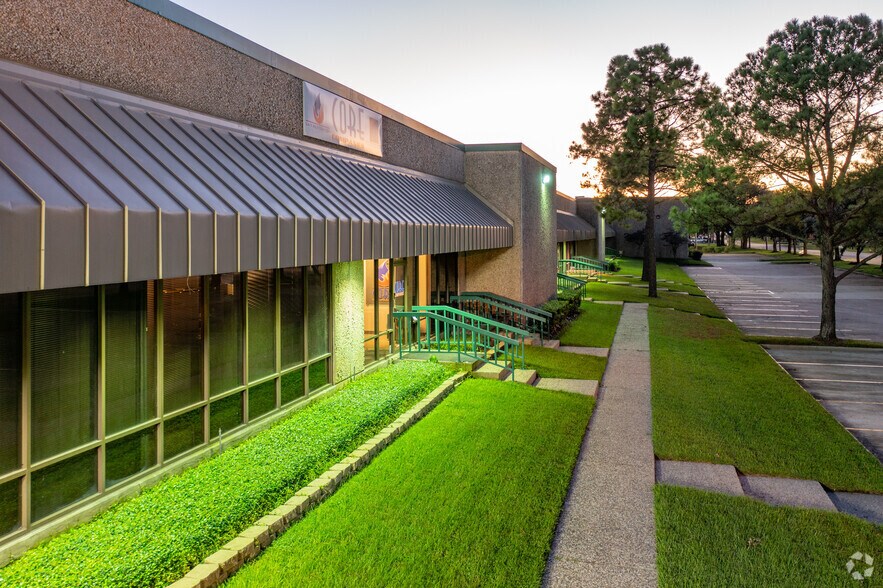 467-487 W 38th St, Houston, TX à louer - Photo du bâtiment - Image 2 de 5