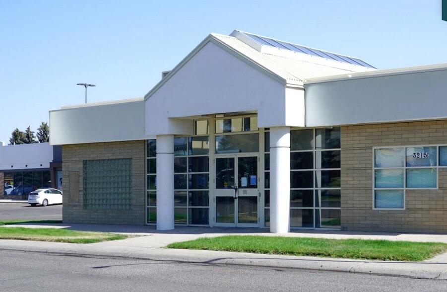 3215 Dunmore Rd SE, Medicine Hat, AB for lease - Primary Photo - Image 1 of 1