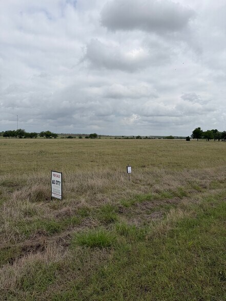 330 Airfield rd, Fentress, TX à vendre - Photo du bâtiment - Image 2 de 9