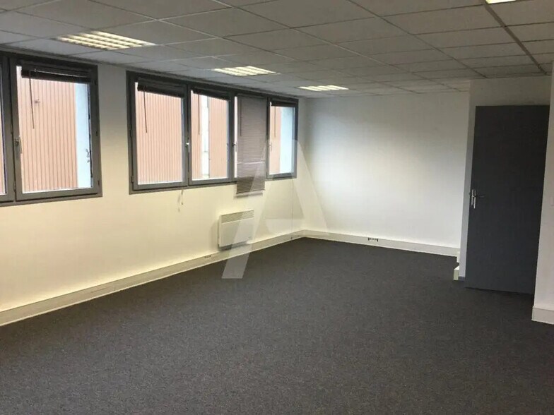 Flex in Émerainville for lease - Interior Photo - Image 1 of 5