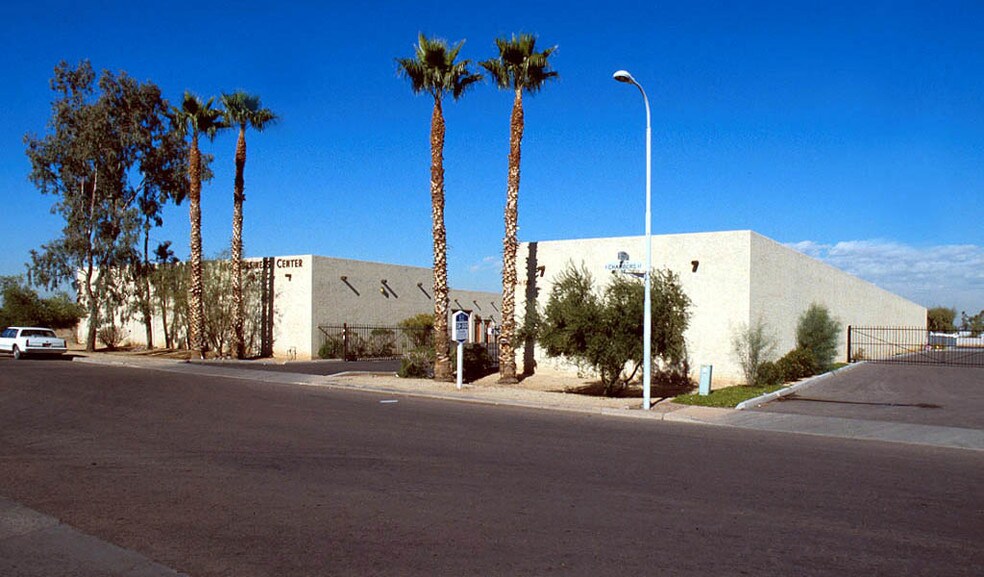 2450 E Chambers St, Phoenix, AZ à louer - Photo du bâtiment - Image 2 de 19