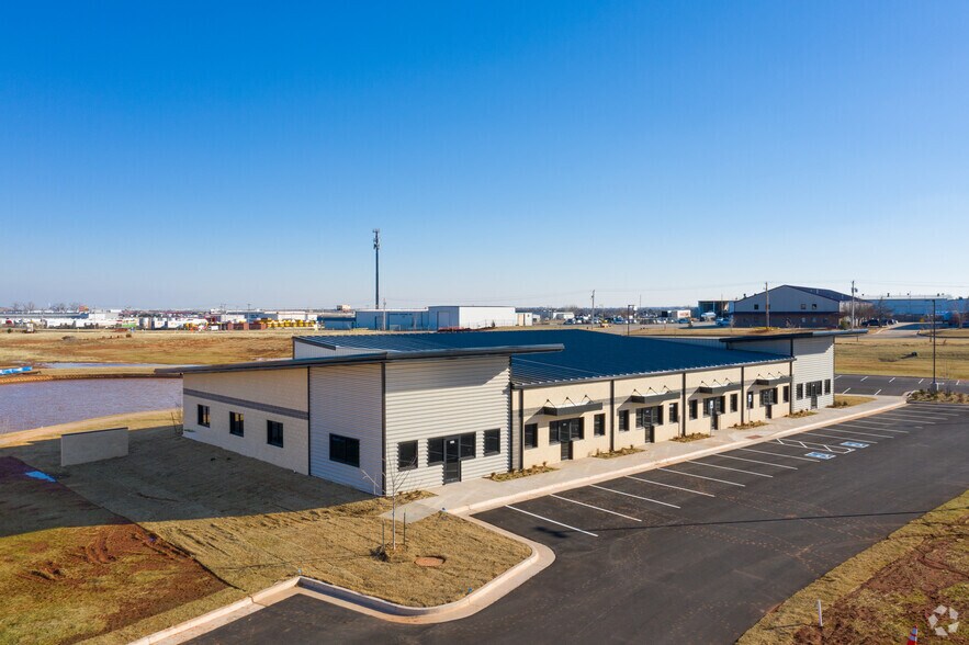 10401 W Reno Ave, Oklahoma City, OK à louer - Photo du bâtiment - Image 3 de 15