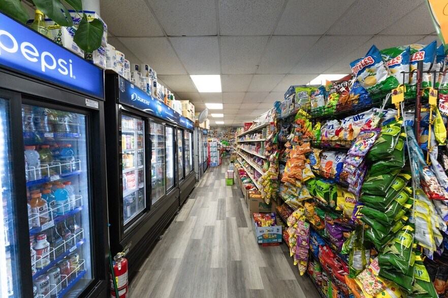 329 Grand St, New York, NY à vendre - Photo du bâtiment - Image 2 de 11