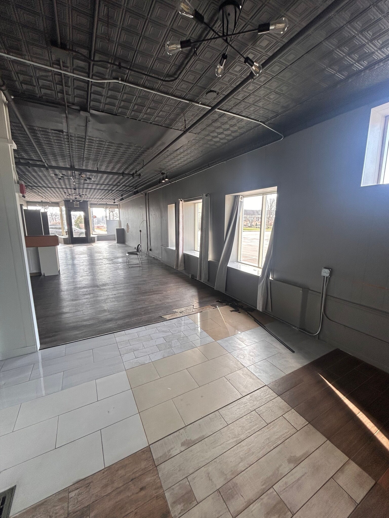 141 S Batavia Ave, Batavia, IL à louer Photo intérieure- Image 1 de 7