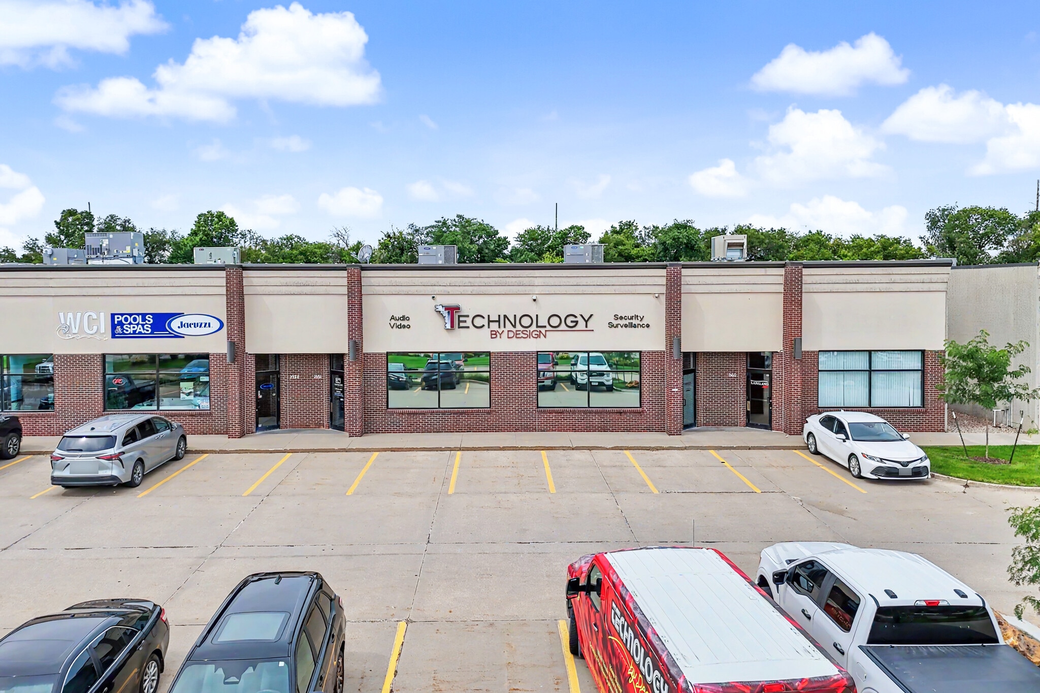 3946-3998 NW Urbandale Dr, Urbandale, IA for lease Building Photo- Image 1 of 2