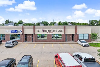 3946-3998 NW Urbandale Dr, Urbandale, IA for lease Building Photo- Image 1 of 2