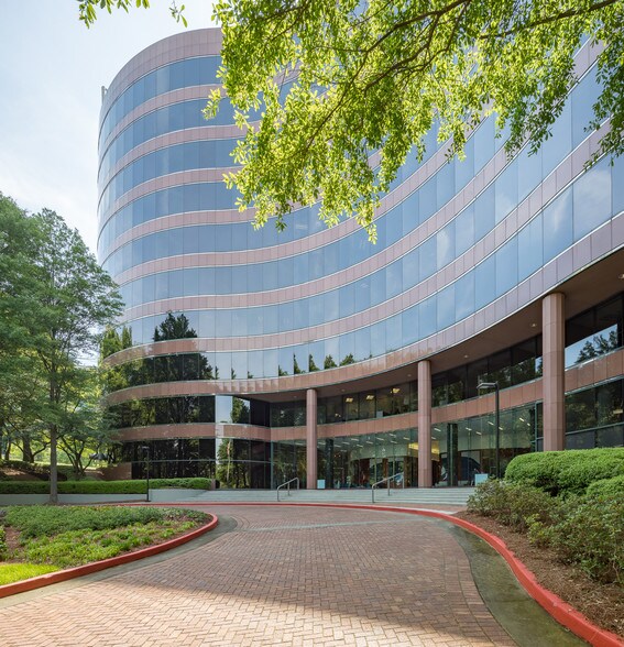 1000 Parkwood Cir SE, Atlanta, GA à louer - Photo du bâtiment - Image 2 de 18