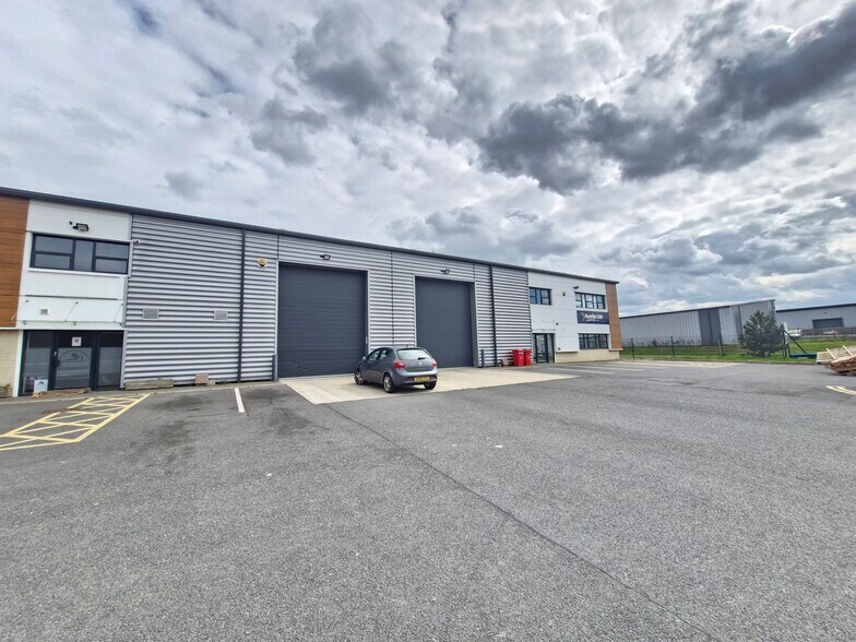 Unit 1-6 First Ave, Finningley à louer - Photo du bâtiment - Image 3 de 6